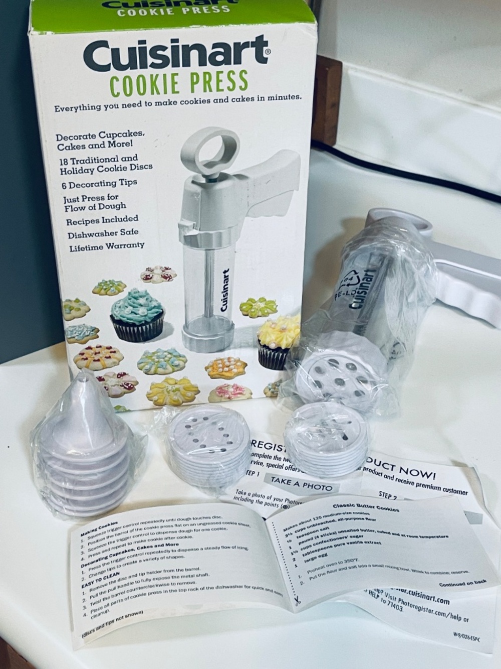 NIB Cuisinart 25 Piece Cookie Press Set Cupcake/Cake Decorating Frosting